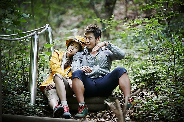 포토 JPG 주간 전신 나무 모자 커플 여자 남자 커플라이프 자연 휴식 앉기 성인 야외 두명 앞모습 30대 눈감음 기댐 등산 한국인 숲속 숲 등산로 가평 성인만 국내포토 자연요소 식물 라이프스타일 잡화 뷰포인트 컨셉 관계 모션 사람 동양인 장년 트래킹 생태계 경기도 파일형식