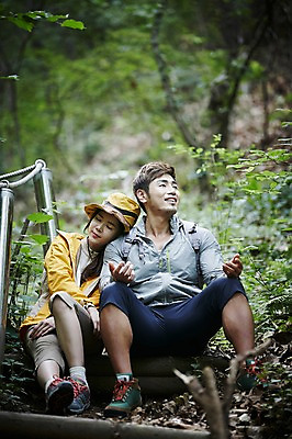 포토 JPG 주간 전신 나무 모자 커플 여자 남자 커플라이프 자연 휴식 미소 앉기 성인 야외 두명 앞모습 30대 눈감음 기댐 등산 한국인 숲속 숲 등산로 가평 성인만 국내포토 자연요소 식물 라이프스타일 잡화 뷰포인트 컨셉 관계 모션 표정 사람 동양인 장년 트래킹 생태계 경기도 파일형식