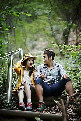 포토 JPG 주간 전신 나무 모자 커플 여자 남자 커플라이프 자연 휴식 앉기 성인 야외 두명 앞모습 30대 등산 한국인 숲속 숲 등산로 가평 성인만 국내포토 자연요소 식물 라이프스타일 잡화 뷰포인트 컨셉 관계 모션 사람 동양인 장년 트래킹 생태계 경기도 파일형식