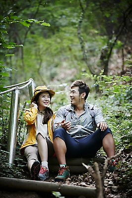 포토 JPG 주간 전신 나무 모자 커플 여자 남자 커플라이프 자연 휴식 미소 앉기 성인 야외 두명 앞모습 30대 등산 한국인 숲속 숲 등산로 가평 성인만 국내포토 자연요소 식물 라이프스타일 잡화 뷰포인트 컨셉 관계 모션 표정 사람 동양인 장년 트래킹 생태계 경기도 파일형식