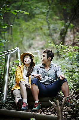 포토 JPG 주간 전신 나무 모자 커플 여자 남자 커플라이프 자연 휴식 미소 앉기 성인 야외 두명 앞모습 30대 등산 한국인 숲속 숲 등산로 가평 성인만 국내포토 자연요소 식물 라이프스타일 잡화 뷰포인트 컨셉 관계 모션 표정 사람 동양인 장년 트래킹 생태계 경기도 파일형식