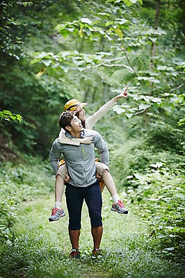 포토 JPG 주간 전신 나무 커플 여자 남자 커플라이프 자연 성인 야외 두명 앞모습 30대 다정 등산 한국인 가리킴 숲속 숲 업기 가평 성인만 국내포토 자연요소 식물 라이프스타일 뷰포인트 컨셉 관계 모션 사람 동양인 손짓 장년 트래킹 생태계 경기도 파일형식