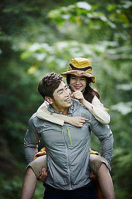 포토 JPG 주간 나무 모자 커플 여자 남자 커플라이프 자연 미소 상반신 성인 야외 두명 앞모습 30대 다정 등산 한국인 숲속 숲 업기 가평 성인만 국내포토 자연요소 식물 라이프스타일 잡화 뷰포인트 컨셉 관계 모션 표정 사람 동양인 장년 트래킹 생태계 경기도 파일형식