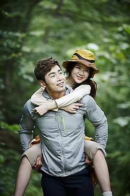 포토 JPG 주간 나무 모자 커플 여자 남자 커플라이프 자연 미소 상반신 성인 야외 두명 앞모습 30대 다정 등산 한국인 숲속 숲 업기 가평 성인만 국내포토 자연요소 식물 라이프스타일 잡화 뷰포인트 컨셉 관계 모션 표정 사람 동양인 장년 트래킹 생태계 경기도 파일형식