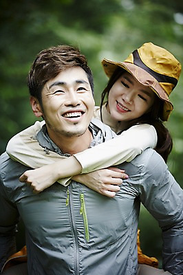 포토 JPG 주간 나무 모자 커플 여자 남자 커플라이프 자연 미소 웃음 상반신 성인 야외 두명 앞모습 30대 다정 등산 한국인 숲속 숲 업기 가평 성인만 국내포토 자연요소 식물 라이프스타일 잡화 뷰포인트 컨셉 관계 모션 표정 사람 동양인 장년 트래킹 생태계 경기도 파일형식