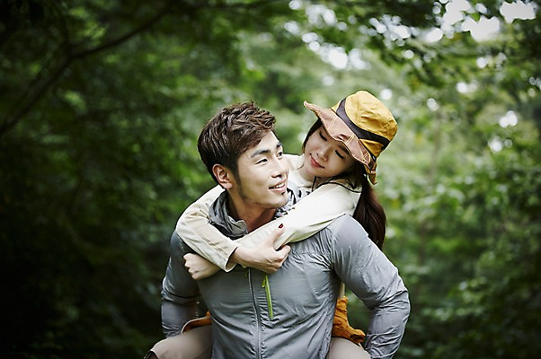 포토 JPG 주간 나무 모자 커플 여자 남자 커플라이프 자연 미소 상반신 성인 야외 두명 앞모습 30대 다정 등산 한국인 숲속 숲 업기 가평 성인만 국내포토 자연요소 식물 라이프스타일 잡화 뷰포인트 컨셉 관계 모션 표정 사람 동양인 장년 트래킹 생태계 경기도 파일형식