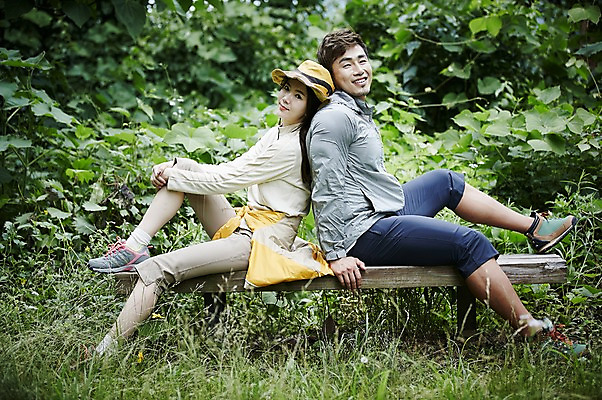 포토 JPG 주간 전신 나무 커플 여자 남자 커플라이프 벤치 자연 휴식 미소 성인 야외 두명 옆모습 30대 등산 한국인 등맞대기 숲속 숲 가평 성인만 국내포토 자연요소 식물 라이프스타일 뷰포인트 컨셉 의자 관계 모션 표정 사람 동양인 장년 트래킹 생태계 경기도 파일형식