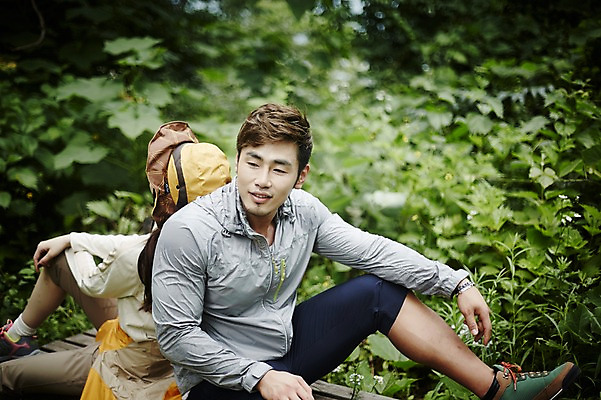 포토 JPG 주간 나무 커플 여자 남자 커플라이프 벤치 자연 휴식 앉기 성인 야외 두명 앞모습 30대 등산 한국인 등맞대기 숲속 숲 가평 성인만 국내포토 자연요소 식물 라이프스타일 뷰포인트 컨셉 의자 관계 모션 사람 동양인 장년 트래킹 생태계 경기도 파일형식