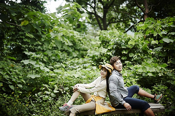 포토 JPG 주간 전신 나무 커플 여자 남자 커플라이프 벤치 자연 휴식 앉기 성인 야외 두명 옆모습 30대 등산 한국인 등맞대기 숲속 숲 가평 성인만 국내포토 자연요소 식물 라이프스타일 뷰포인트 컨셉 의자 관계 모션 사람 동양인 장년 트래킹 생태계 경기도 파일형식