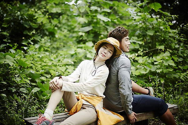 포토 JPG 주간 나무 모자 커플 여자 남자 커플라이프 벤치 자연 휴식 앉기 상반신 성인 야외 두명 앞모습 옆모습 30대 눈감음 등산 한국인 등맞대기 숲속 숲 가평 성인만 국내포토 자연요소 식물 라이프스타일 잡화 뷰포인트 컨셉 의자 관계 모션 사람 동양인 장년 트래킹 생태계 경기도 파일형식