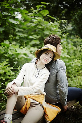 포토 JPG 주간 나무 모자 커플 여자 남자 커플라이프 벤치 자연 휴식 앉기 상반신 성인 야외 두명 앞모습 옆모습 30대 등산 한국인 등맞대기 숲속 숲 가평 성인만 국내포토 자연요소 식물 라이프스타일 잡화 뷰포인트 컨셉 의자 관계 모션 사람 동양인 장년 트래킹 생태계 경기도 파일형식