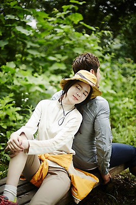 포토 JPG 주간 나무 모자 커플 여자 남자 커플라이프 벤치 자연 휴식 앉기 상반신 성인 야외 두명 앞모습 옆모습 30대 눈감음 등산 한국인 등맞대기 숲속 숲 가평 성인만 국내포토 자연요소 식물 라이프스타일 잡화 뷰포인트 컨셉 의자 관계 모션 사람 동양인 장년 트래킹 생태계 경기도 파일형식