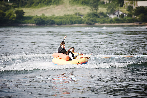 포토 JPG 주간 커플 여자 남자 수영복 커플라이프 휴가 미소 상반신 성인 야외 두명 옆모습 30대 여름휴가 바캉스 강 한국인 수상스포츠 보트 가평 보트타기 땅콩보트 성인만 국내포토 자연요소 라이프스타일 옷 스포츠 뷰포인트 배_교통 관계 표정 사람 동양인 장년 승차 경기도 파일형식 여름_계절