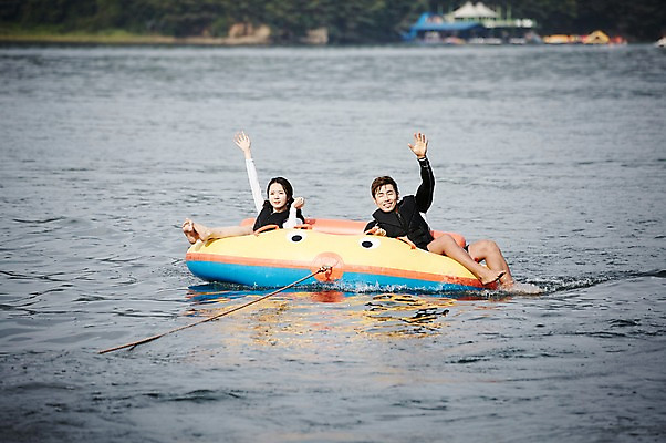 포토 JPG 주간 전신 커플 여자 남자 수영복 커플라이프 휴가 성인 야외 두명 앞모습 30대 여름휴가 바캉스 강 손들기 한국인 수상스포츠 보트 가평 보트타기 땅콩보트 성인만 국내포토 자연요소 라이프스타일 옷 스포츠 뷰포인트 배_교통 관계 모션 사람 동양인 장년 승차 경기도 파일형식 여름_계절