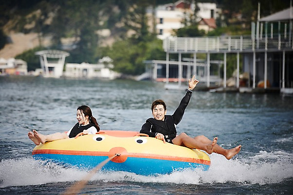 포토 JPG 주간 전신 커플 여자 남자 수영복 커플라이프 휴가 성인 야외 두명 앞모습 30대 여름휴가 바캉스 강 손들기 한국인 수상스포츠 보트 즐거움 가평 보트타기 땅콩보트 성인만 국내포토 자연요소 라이프스타일 옷 감정 스포츠 뷰포인트 배_교통 관계 모션 사람 동양인 장년 승차 경기도 파일형식 여름_계절