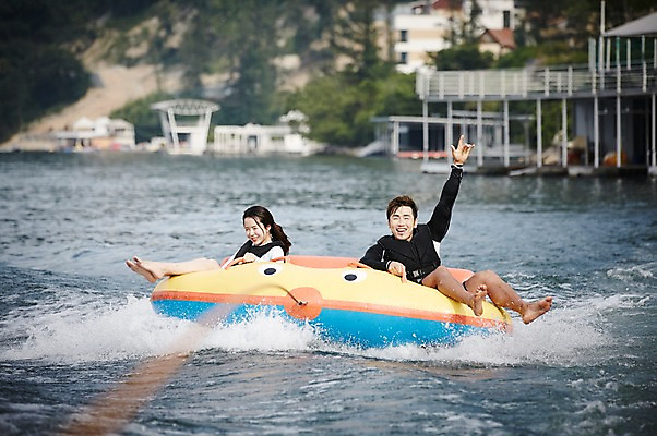 포토 JPG 주간 전신 커플 여자 남자 수영복 커플라이프 휴가 성인 야외 두명 앞모습 30대 여름휴가 바캉스 강 손들기 한국인 수상스포츠 보트 즐거움 가평 보트타기 땅콩보트 성인만 국내포토 자연요소 라이프스타일 옷 감정 스포츠 뷰포인트 배_교통 관계 모션 사람 동양인 장년 승차 경기도 파일형식 여름_계절