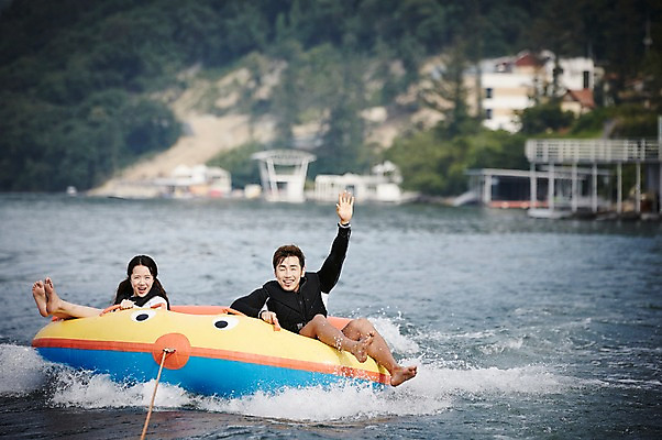 포토 JPG 주간 전신 커플 여자 남자 수영복 커플라이프 휴가 성인 야외 두명 앞모습 30대 여름휴가 바캉스 강 손들기 한국인 수상스포츠 보트 즐거움 가평 보트타기 땅콩보트 성인만 국내포토 자연요소 라이프스타일 옷 감정 스포츠 뷰포인트 배_교통 관계 모션 사람 동양인 장년 승차 경기도 파일형식 여름_계절