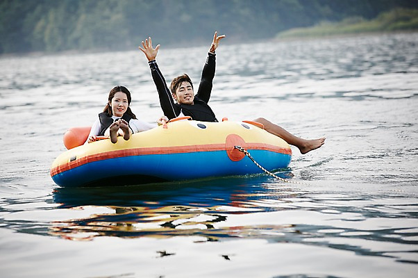 포토 JPG 주간 전신 커플 여자 남자 수영복 커플라이프 휴가 성인 야외 두명 앞모습 30대 여름휴가 바캉스 강 손들기 한국인 수상스포츠 보트 즐거움 가평 보트타기 땅콩보트 성인만 국내포토 자연요소 라이프스타일 옷 감정 스포츠 뷰포인트 배_교통 관계 모션 사람 동양인 장년 승차 경기도 파일형식 여름_계절