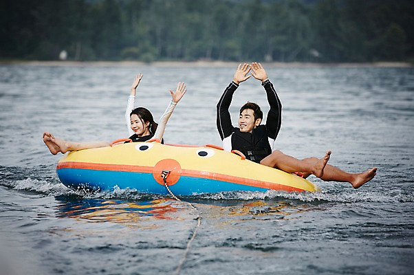 포토 JPG 주간 전신 커플 여자 남자 수영복 커플라이프 휴가 성인 야외 두명 앞모습 30대 여름휴가 바캉스 강 손들기 한국인 수상스포츠 보트 즐거움 가평 보트타기 땅콩보트 성인만 국내포토 자연요소 라이프스타일 옷 감정 스포츠 뷰포인트 배_교통 관계 모션 사람 동양인 장년 승차 경기도 파일형식 여름_계절