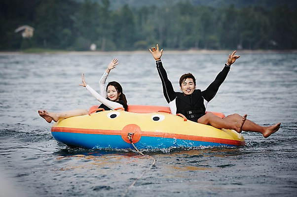 포토 JPG 주간 전신 커플 여자 남자 수영복 커플라이프 휴가 성인 야외 두명 앞모습 30대 여름휴가 바캉스 강 손들기 한국인 수상스포츠 보트 즐거움 가평 보트타기 땅콩보트 성인만 국내포토 자연요소 라이프스타일 옷 감정 스포츠 뷰포인트 배_교통 관계 모션 사람 동양인 장년 승차 경기도 파일형식 여름_계절