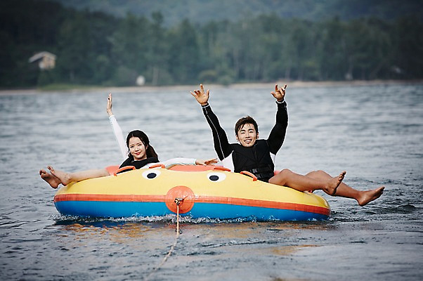 포토 JPG 주간 전신 커플 여자 남자 수영복 커플라이프 휴가 성인 야외 두명 앞모습 30대 여름휴가 바캉스 강 손들기 한국인 수상스포츠 보트 즐거움 가평 보트타기 땅콩보트 성인만 국내포토 자연요소 라이프스타일 옷 감정 스포츠 뷰포인트 배_교통 관계 모션 사람 동양인 장년 승차 경기도 파일형식 여름_계절