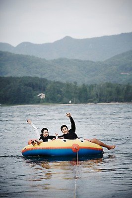 포토 JPG 주간 전신 커플 여자 남자 수영복 커플라이프 휴가 성인 야외 두명 앞모습 30대 여름휴가 바캉스 강 손들기 한국인 수상스포츠 보트 즐거움 가평 보트타기 땅콩보트 성인만 국내포토 자연요소 라이프스타일 옷 감정 스포츠 뷰포인트 배_교통 관계 모션 사람 동양인 장년 승차 경기도 파일형식 여름_계절