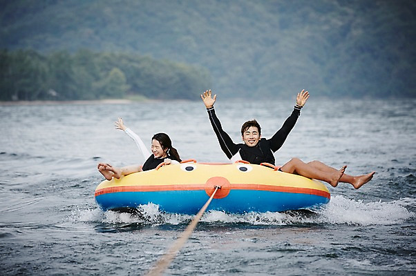 포토 JPG 주간 전신 커플 여자 남자 수영복 커플라이프 휴가 성인 야외 두명 앞모습 30대 여름휴가 바캉스 강 손들기 한국인 수상스포츠 보트 즐거움 가평 보트타기 땅콩보트 성인만 국내포토 자연요소 라이프스타일 옷 감정 스포츠 뷰포인트 배_교통 관계 모션 사람 동양인 장년 승차 경기도 파일형식 여름_계절