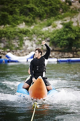 포토 JPG 주간 커플 여자 남자 수영복 커플라이프 휴가 상반신 성인 야외 두명 앞모습 30대 여름휴가 바캉스 강 한국인 수상스포츠 바나나보트 가평 보트타기 성인만 국내포토 자연요소 라이프스타일 옷 스포츠 뷰포인트 관계 사람 동양인 장년 보트 승차 경기도 파일형식 여름_계절