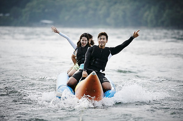 포토 JPG 주간 커플 여자 남자 수영복 커플라이프 휴가 상반신 성인 야외 앞모습 세명 30대 여름휴가 바캉스 강 손들기 한국인 수상스포츠 즐거움 바나나보트 가평 보트타기 국내포토 자연요소 라이프스타일 옷 감정 스포츠 뷰포인트 관계 모션 사람 동양인 장년 보트 승차 경기도 파일형식 여름_계절