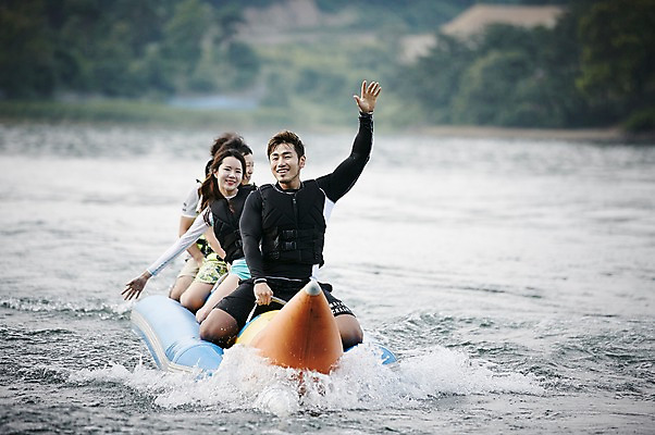 포토 JPG 주간 커플 여자 남자 수영복 커플라이프 휴가 여러명 상반신 성인 야외 앞모습 30대 여름휴가 바캉스 강 손들기 한국인 수상스포츠 즐거움 바나나보트 가평 보트타기 국내포토 자연요소 라이프스타일 옷 감정 스포츠 뷰포인트 다수 관계 모션 사람 동양인 장년 보트 승차 경기도 파일형식 여름_계절