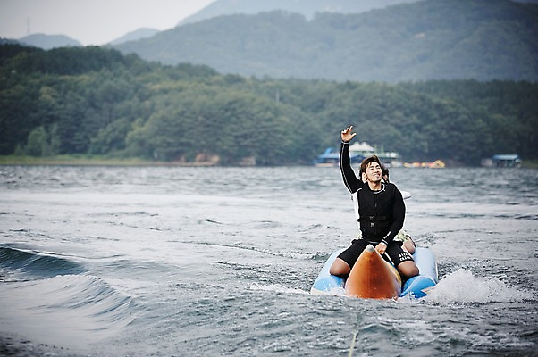 포토 JPG 주간 커플 여자 남자 수영복 커플라이프 휴가 상반신 성인 야외 두명 앞모습 30대 여름휴가 바캉스 강 한국인 수상스포츠 바나나보트 가평 보트타기 성인만 국내포토 자연요소 라이프스타일 옷 스포츠 뷰포인트 관계 사람 동양인 장년 보트 승차 경기도 파일형식 여름_계절