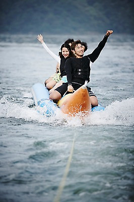 포토 JPG 주간 커플 여자 남자 수영복 커플라이프 휴가 여러명 상반신 성인 야외 앞모습 30대 여름휴가 바캉스 강 손들기 한국인 수상스포츠 즐거움 바나나보트 가평 보트타기 국내포토 자연요소 라이프스타일 옷 감정 스포츠 뷰포인트 다수 관계 모션 사람 동양인 장년 보트 승차 경기도 파일형식 여름_계절