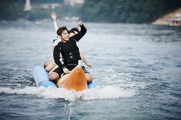 포토 JPG 주간 커플 여자 남자 수영복 커플라이프 휴가 여러명 상반신 성인 야외 앞모습 30대 여름휴가 바캉스 강 손들기 한국인 수상스포츠 즐거움 바나나보트 가평 보트타기 국내포토 자연요소 라이프스타일 옷 감정 스포츠 뷰포인트 다수 관계 모션 사람 동양인 장년 보트 승차 경기도 파일형식 여름_계절