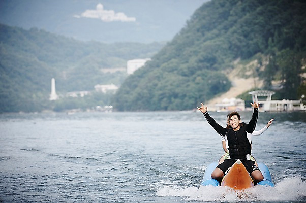 포토 JPG 주간 커플 여자 남자 수영복 커플라이프 휴가 상반신 성인 야외 두명 앞모습 30대 여름휴가 바캉스 강 손들기 한국인 수상스포츠 바나나보트 가평 보트타기 성인만 국내포토 자연요소 라이프스타일 옷 스포츠 뷰포인트 관계 모션 사람 동양인 장년 보트 승차 경기도 파일형식 여름_계절