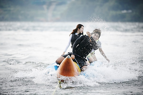 포토 JPG 주간 커플 여자 남자 수영복 커플라이프 휴가 여러명 상반신 성인 야외 앞모습 30대 여름휴가 바캉스 강 한국인 수상스포츠 즐거움 바나나보트 가평 보트타기 국내포토 자연요소 라이프스타일 옷 감정 스포츠 뷰포인트 다수 관계 사람 동양인 장년 보트 승차 경기도 파일형식 여름_계절