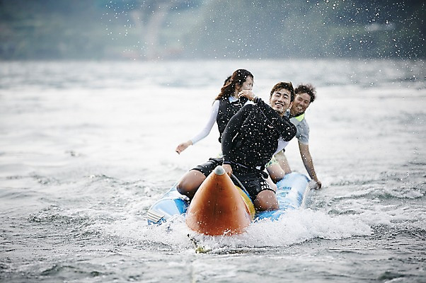포토 JPG 주간 커플 여자 남자 수영복 커플라이프 휴가 여러명 상반신 성인 야외 앞모습 30대 여름휴가 바캉스 강 한국인 수상스포츠 즐거움 바나나보트 가평 보트타기 전신수영복 국내포토 자연요소 라이프스타일 옷 감정 스포츠 뷰포인트 다수 관계 사람 동양인 장년 보트 승차 경기도 파일형식 여름_계절