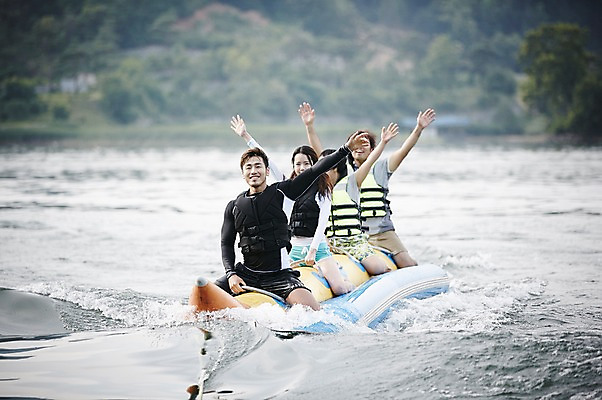 포토 JPG 주간 커플 여자 남자 수영복 커플라이프 휴가 여러명 상반신 성인 야외 앞모습 30대 여름휴가 바캉스 강 손들기 한국인 수상스포츠 즐거움 바나나보트 가평 보트타기 국내포토 자연요소 라이프스타일 옷 감정 스포츠 뷰포인트 다수 관계 모션 사람 동양인 장년 보트 승차 경기도 파일형식 여름_계절