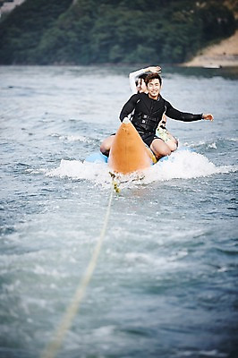 포토 JPG 주간 커플 여자 남자 수영복 커플라이프 휴가 상반신 성인 야외 두명 앞모습 30대 여름휴가 바캉스 강 한국인 수상스포츠 바나나보트 가평 보트타기 성인만 국내포토 자연요소 라이프스타일 옷 스포츠 뷰포인트 관계 사람 동양인 장년 보트 승차 경기도 파일형식 여름_계절