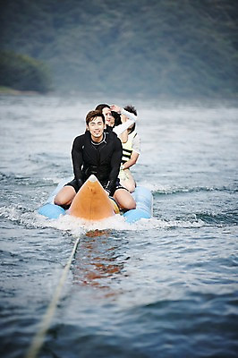 포토 JPG 주간 커플 여자 남자 수영복 커플라이프 휴가 여러명 상반신 성인 야외 앞모습 30대 여름휴가 바캉스 강 한국인 수상스포츠 즐거움 바나나보트 가평 보트타기 국내포토 자연요소 라이프스타일 옷 감정 스포츠 뷰포인트 다수 관계 사람 동양인 장년 보트 승차 경기도 파일형식 여름_계절