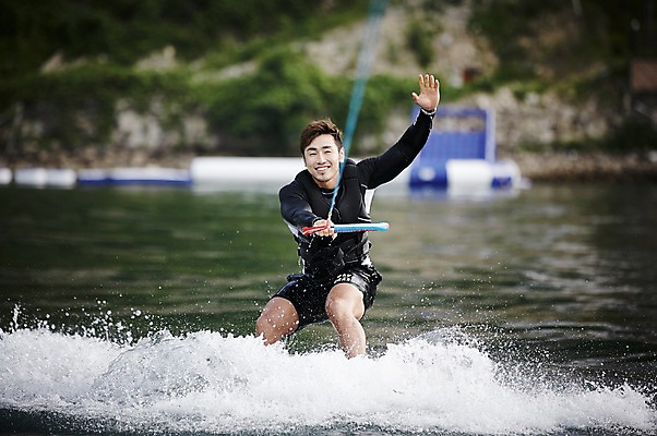 포토 JPG 주간 남자 수영복 휴가 한명 미소 상반신 성인 야외 앞모습 30대 여름휴가 바캉스 강 손들기 한국인 수상스포츠 잡기 승차 수상스키 가평 성인남자한명만 국내포토 자연요소 1 옷 스포츠 뷰포인트 모션 표정 사람 동양인 장년 경기도 남자한명만 성인남자만 파일형식 여름_계절