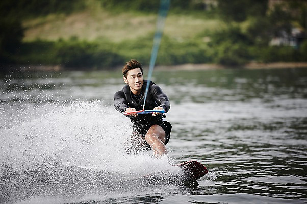 포토 JPG 주간 남자 수영복 휴가 한명 상반신 성인 야외 앞모습 30대 여름휴가 바캉스 강 한국인 수상스포츠 잡기 승차 수상스키 가평 성인남자한명만 국내포토 자연요소 1 옷 스포츠 뷰포인트 모션 사람 동양인 장년 경기도 남자한명만 성인남자만 파일형식 여름_계절