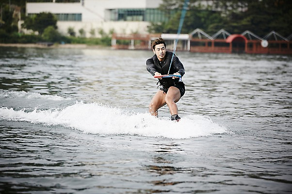 포토 JPG 주간 남자 수영복 휴가 한명 성인 야외 앞모습 30대 여름휴가 바캉스 강 한국인 수상스포츠 잡기 승차 수상스키 가평 성인남자한명만 국내포토 자연요소 1 옷 스포츠 뷰포인트 모션 사람 동양인 장년 경기도 남자한명만 성인남자만 파일형식 여름_계절