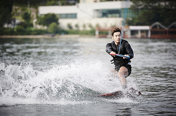 포토 JPG 주간 남자 수영복 휴가 한명 성인 야외 앞모습 30대 여름휴가 바캉스 강 한국인 수상스포츠 잡기 승차 수상스키 가평 성인남자한명만 국내포토 자연요소 1 옷 스포츠 뷰포인트 모션 사람 동양인 장년 경기도 남자한명만 성인남자만 파일형식 여름_계절