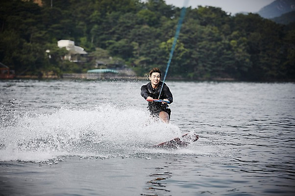 포토 JPG 주간 남자 수영복 휴가 한명 상반신 성인 야외 앞모습 30대 여름휴가 바캉스 강 한국인 수상스포츠 잡기 승차 수상스키 가평 성인남자한명만 국내포토 자연요소 1 옷 스포츠 뷰포인트 모션 사람 동양인 장년 경기도 남자한명만 성인남자만 파일형식 여름_계절