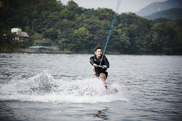 포토 JPG 주간 남자 수영복 휴가 한명 상반신 성인 야외 앞모습 30대 여름휴가 바캉스 강 한국인 수상스포츠 잡기 승차 수상스키 가평 성인남자한명만 국내포토 자연요소 1 옷 스포츠 뷰포인트 모션 사람 동양인 장년 경기도 남자한명만 성인남자만 파일형식 여름_계절