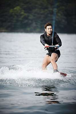 포토 JPG 주간 남자 수영복 휴가 한명 성인 야외 앞모습 30대 여름휴가 바캉스 강 한국인 수상스포츠 잡기 승차 수상스키 가평 성인남자한명만 국내포토 자연요소 1 옷 스포츠 뷰포인트 모션 사람 동양인 장년 경기도 남자한명만 성인남자만 파일형식 여름_계절