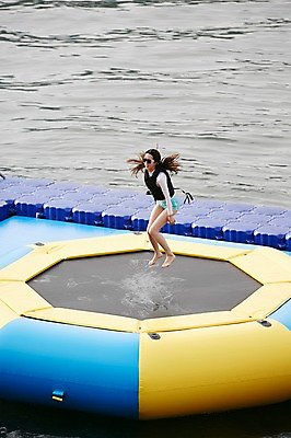 포토 JPG 주간 전신 여자 수영복 휴가 한명 성인 야외 옆모습 30대 여름휴가 바캉스 강 점프 한국인 놀이터 가평 성인여자한명만 트럼플린 국내포토 자연요소 1 옷 뷰포인트 모션 놀이 사람 동양인 장년 놀이용품 경기도 여자한명만 성인여자만 파일형식 여름_계절