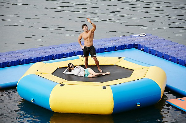 포토 JPG 주간 전신 커플 여자 남자 수영복 커플라이프 휴가 서기 성인 야외 두명 앞모습 30대 여름휴가 바캉스 강 선글라스 눕기 한국인 가평 성인만 트럼플린 국내포토 자연요소 라이프스타일 옷 안경 뷰포인트 관계 모션 사람 동양인 장년 놀이용품 경기도 파일형식 여름_계절