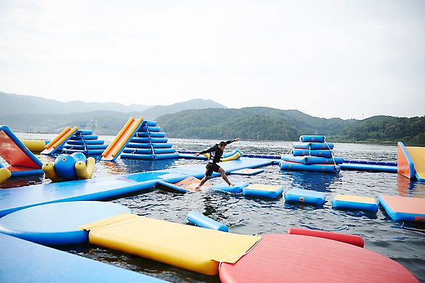 포토 JPG 주간 전신 남자 수영복 휴가 한명 성인 야외 옆모습 30대 여름휴가 바캉스 강 점프 한국인 놀이터 구명조끼 튜브 가평 전신수영복 성인남자한명만 국내포토 자연요소 1 옷 뷰포인트 모션 놀이 사람 동양인 장년 경기도 구조용품 남자한명만 성인남자만 파일형식 여름_계절