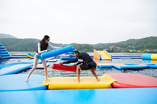 포토 JPG 주간 전신 커플 여자 남자 수영복 커플라이프 장난 휴가 서기 성인 야외 두명 옆모습 30대 여름휴가 바캉스 강 경쟁 한국인 놀이터 즐거움 튜브 가평 성인만 국내포토 자연요소 라이프스타일 옷 감정 뷰포인트 컨셉 관계 모션 놀이 사람 동양인 장년 경기도 파일형식 여름_계절